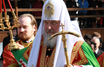Патриарх Кирилл пригласил избитого русского мальчика на Иссык-Куле в Москву