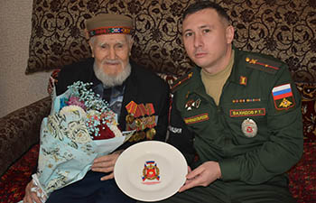  российские военные таджикистане поздравили ветерана вов 98-летием 