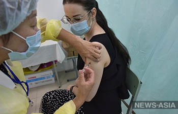 Вице-мэр Бишкека проинспектировала пункты вакцинации от Covid-19