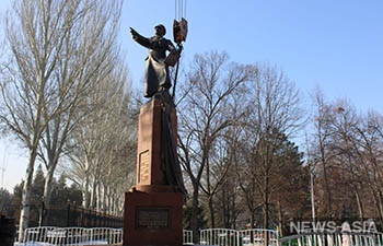 В Бишкек привезли копию памятника Герою Советского Союза