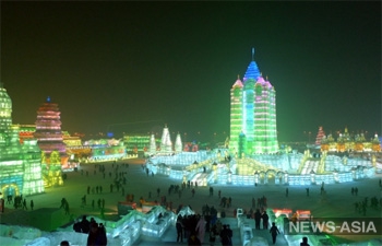 В Китае к главному снежному фестивалю построили огромные дворцы изо льда