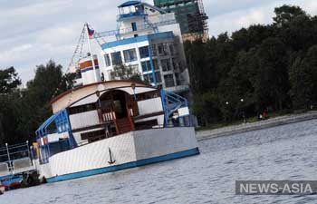 В Екатеринбурге на реке Исеть тонет плавучее кафе «Кораблик»