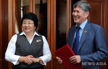 Роза Отунбаева поручила сформировать парламентскую коалицию большинства лидеру партии СДПК Алмазбеку Атамбаеву