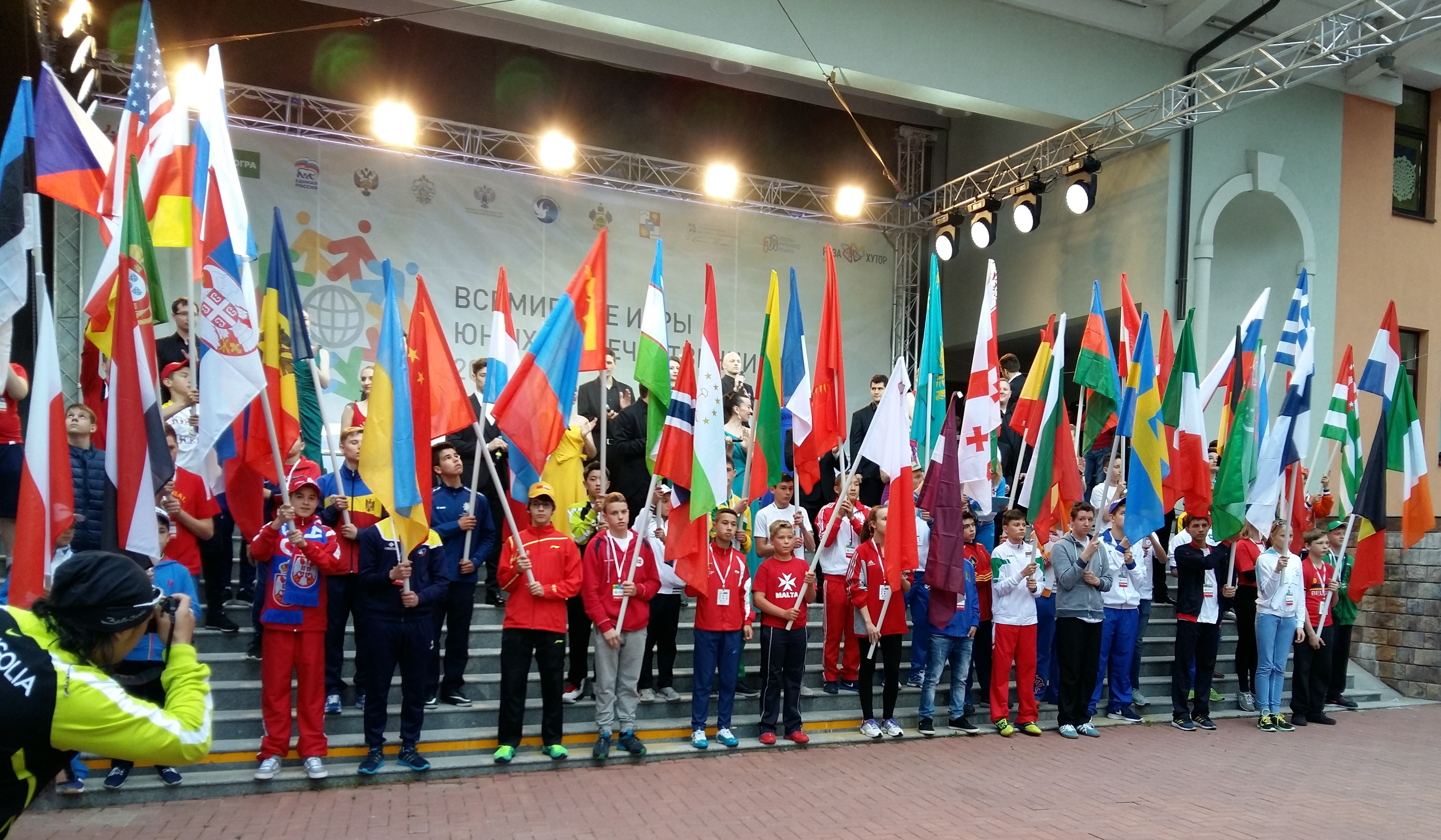 На церемонию открытия Игр юные спортсмены пришли под флагами своих государств.