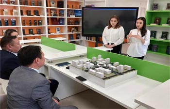 Школьницы из Бишкека презентовали мэрии города проект «Бишкек без пробок»