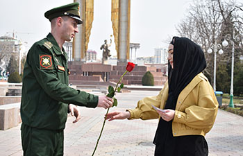 Российские военнослужащие поздравили женщин Таджикистана
