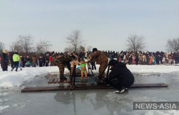 Под Бишкеком  прошли купания в проруби в честь праздника Крещения