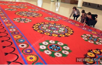Мастерицы Узбекистана вышили самый большой в мире ковер