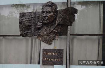 Российский скульптор передал Бишкеку стелу с изображением Айтматова