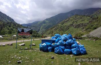 Около 4 тонн мусора собрали возле Кегетинского водопада в Кыргызстане (фото)