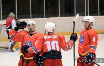 Хоккеисты Кыргызстана сражаются за путевку на зимнюю Олимпиаду-2022