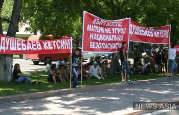 Противники нынешнего главы спецслужб Киргизии требуют его увольнения у депутатов