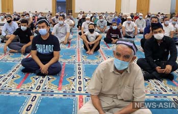 В мечетях Узбекистана прошли первые за пять месяцев намазы