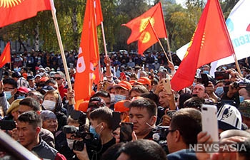 Милиционеры разгоняют митингующих в Бишкеке, слышны выстрелы
