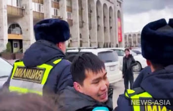 Активистки Кыргызстана осудили требование убрать флаг Киргизской ССР на марше 8 марта