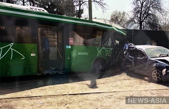 В Казахстане автобус столкнулся с восемью машинами и трактором