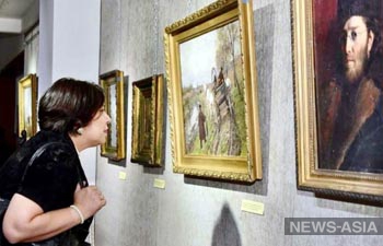 В Душанбе открылась выставка картин русских художников