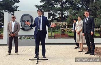 В Ботаническом саду Бишкека открыли стелу в память об Энвере Гарееве