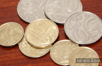 Тенге снижается к доллару и рублю