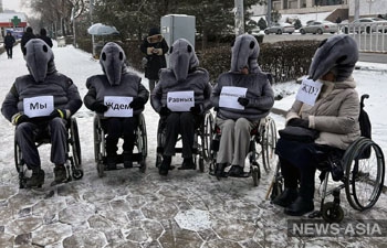 В Кыргызстане «ждуны» вышли на флешмоб в поддержку людей с инвалидностью