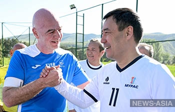 Команды президентов Кыргызстана и ФИФА сыграли товарищеский матч