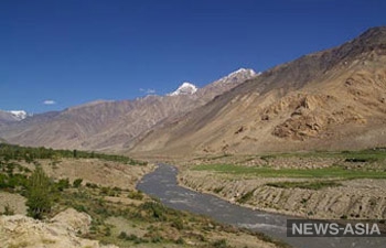В Таджикистане упала в реку машина