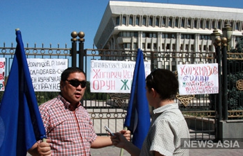 Участники митинга в Киргизии намерены совершить самосуд над депутатом, обвинившим коллег в национализме