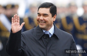Президент Туркменистана зацепил золотом культурных деятелей