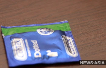 Казахских подростков предложили обеспечивать презервативами за счет государства