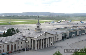 В аэропорту Екатеринбурга самолет из-за гололеда выехал за взлетно-посадочную полосу