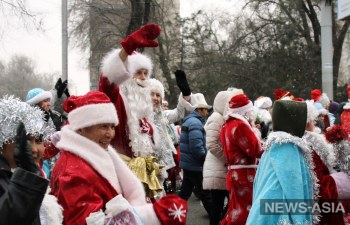В Бишкеке прошел традиционный парад Дедов Морозов