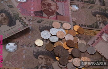Нацбанк Киргизии обвиняет в росте курса доллара революцию, Россию и Казахстан