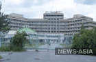 Разрушающееся здание гостиницы «Иссык-Куль», расположеное в перспективном районе Бишкека на правительственной трассе - лакомый кусок как для чиновников, так и для бизнеса.