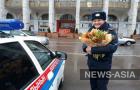 В Киргизии сотрудники Главного управления обеспечения безопасности дорожного движения вместо штрафов и лишения водительских удостоверений вручали в канун праздника дамам-водителям цветы и подарочные пакеты.