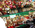 Соболезнования приходят в Кемерово со всех концов земного шара, в самом городе к импровизированному мемориалу люди несут живые цветы, иконки, свечи, детские игрушки.