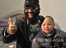 Самый волосатый человек Китая оказал самую активную помощь в судьбе мальчика